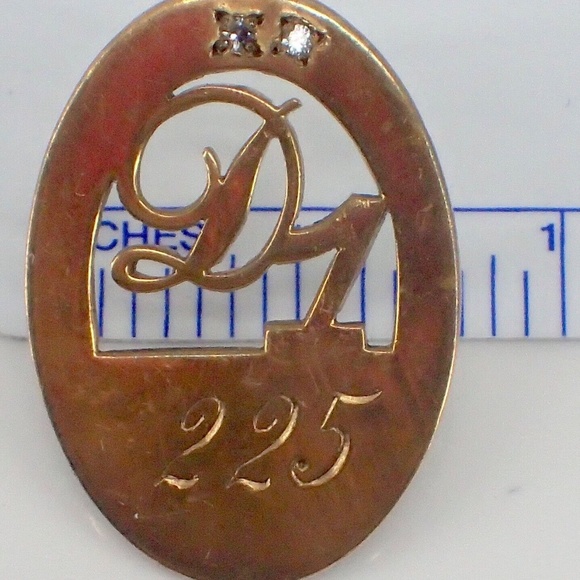 Vintage Gold tone D1 225 Service Pin by Jen with 2 Diamond Chips 3.94 grams - Picture 2 of 4